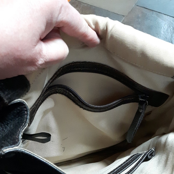 Kenneth Cole leather messenger bag. - Picture 3 of 7